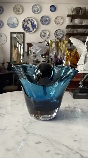 Foto de um(a) Antigo Vaso Decorativo Em Murano Italiano Azul Art Deco, da categoria de Vasos. Antigo e muito diferente vaso “gota” em Murano italiano na cor azul. Ele tem um formato icônico, com essa divisão da gota no... Mostrado de uma perspectiva diferente. Vendido no marketplace Trésors.