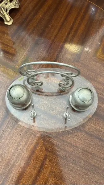 Foto de um(a) Antigo Tinteiro De Coleção Em Cristal Art Deco E Prata Wmf, da categoria de Outros colecionáveis. Antigo tinteiro de coleção em cristal facetado e metal prateado. Com lugar para colocar cartas e porta caneta. Década de... Mostrado de uma perspectiva diferente. Vendido no marketplace Trésors.