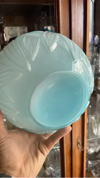 Foto de um(a) Antigo Raro Vaso Jarro Bojudo Em Opalina Azul Art Deco, da categoria de Vasos. Antigo e lindo vaso bojudo em opalina artística na cor azul, linda decoração com folhagens em relevo. Muito decorativo e... Mostrado de uma perspectiva diferente. Vendido no marketplace Trésors.