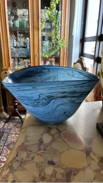 Foto de um(a) Antigo Cachepô Centro De Mesa Bowl Em Murano Azul Art Deco, da categoria de Cachepot. George Davidson Glass. Belíssimo centro de mesa em Murano artístico, técnica de trabalho marmorizado. Peça imponente, muito... Mostrado de uma perspectiva diferente. Vendido no marketplace Trésors.