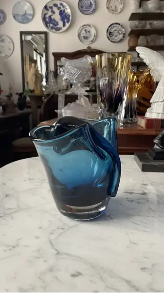Foto de um(a) Antigo Vaso Decorativo Em Murano Italiano Azul Art Deco, da categoria de Vasos. Antigo e muito diferente vaso “gota” em Murano italiano na cor azul. Ele tem um formato icônico, com essa divisão da gota no... Mostrado de uma perspectiva diferente. Vendido no marketplace Trésors.