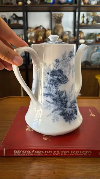 Foto de um(a) Antigo Raro Bule Porcelana Branca Azul Borrão Johnson Bros, da categoria de Bules. ~ Johnson Bros ~Antigo e raro bule em porcelana inglesa branca com decoração floral em azul borrão, modelo Paris, década de... Mostrado de uma perspectiva diferente. Vendido no marketplace Trésors.