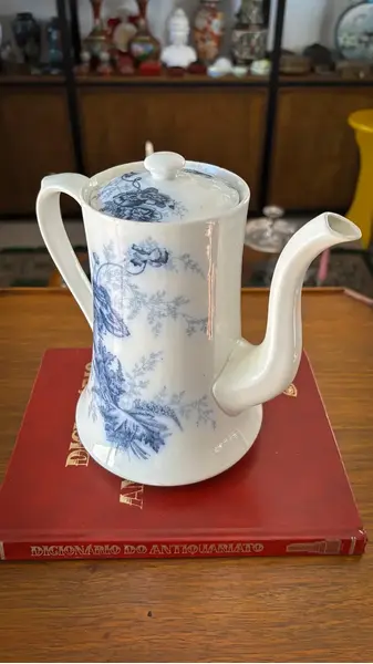 Foto de um(a) Antigo Raro Bule Porcelana Branca Azul Borrão Johnson Bros, da categoria de Bules. ~ Johnson Bros ~Antigo e raro bule em porcelana inglesa branca com decoração floral em azul borrão, modelo Paris, década de... Mostrado de uma perspectiva diferente. Vendido no marketplace Trésors.