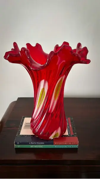 Foto de um(a) Antigo Vaso Jarro Em Murano Italiano Vermelho Art Deco, da categoria de Vasos. ~ Italy Glass ~Antigo e sofisticado vaso artístico em Murano Italiano soufflé gomado, com a borda plissada, cor vermelho... Mostrado de uma perspectiva diferente. Vendido no marketplace Trésors.