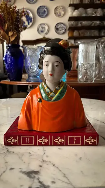 Foto de um(a) Antiga Escultura Busto De Gueixa Porcelana Oriental Kutani, da categoria de Escultura. Antiga e rara escultura oriental representando busto de gueixa com quimono. Peça artística, de ótima qualidade, moldada e... Mostrado de uma perspectiva diferente. Vendido no marketplace Trésors.