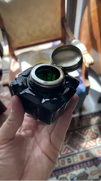 Foto de um(a) Antigo Tinteiro De Coleção Vidro Americano Verde Art Deco, da categoria de Garrafas, potes e jarros. Antigo tinteiro de coleção em vidro americano na cor verde. Guarnições em metal dourado. pequeno bicado na parte de trás.... Mostrado de uma perspectiva diferente. Vendido no marketplace Trésors.