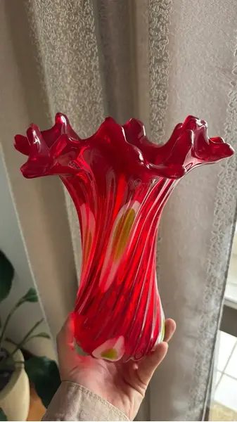 Foto de um(a) Antigo Vaso Jarro Em Murano Italiano Vermelho Art Deco, da categoria de Vasos. ~ Italy Glass ~Antigo e sofisticado vaso artístico em Murano Italiano soufflé gomado, com a borda plissada, cor vermelho... Mostrado de uma perspectiva diferente. Vendido no marketplace Trésors.