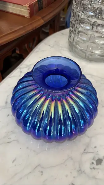 Foto de um(a) Antigo Vaso Jarro Art Deco Vidro Iridescente Murano Soprado, da categoria de Vasos. Mouth blown glass, modelo Noblesse.Belíssimo vaso em vidro artístico iridescente, peça totalmente artesanal, técnica de... Mostrado de uma perspectiva diferente. Vendido no marketplace Trésors.