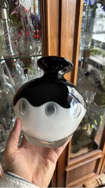 Foto de um(a) Antigo Vaso Art Deco Murano Italiano Leitoso Preto E Branco, da categoria de Vasos. Antigo vaso em Murano italiano leitoso. Peça artística, ricamente feita à mão. Técnica de trabalho Bullicante com bolhas... Mostrado de uma perspectiva diferente. Vendido no marketplace Trésors.