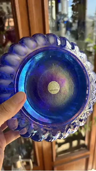 Foto de um(a) Antigo Vaso Jarro Art Deco Vidro Iridescente Murano Soprado, da categoria de Vasos. Mouth blown glass, modelo Noblesse.Belíssimo vaso em vidro artístico iridescente, peça totalmente artesanal, técnica de... Mostrado de uma perspectiva diferente. Vendido no marketplace Trésors.