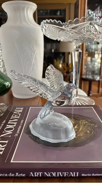 Foto de um(a) Antiga Escultura Pássaro Art Deco Em Cristal Francês Satiné, da categoria de Escultura. Luminarc - Verrerie D'arques, France. Antiga escultura artística representando pássaro em movimento, moldado em bloco de... Mostrado de uma perspectiva diferente. Vendido no marketplace Trésors.