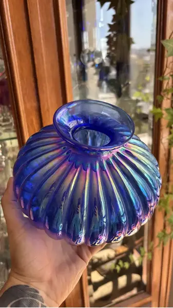 Foto de um(a) Antigo Vaso Jarro Art Deco Vidro Iridescente Murano Soprado, da categoria de Vasos. Mouth blown glass, modelo Noblesse.Belíssimo vaso em vidro artístico iridescente, peça totalmente artesanal, técnica de... Mostrado de uma perspectiva diferente. Vendido no marketplace Trésors.