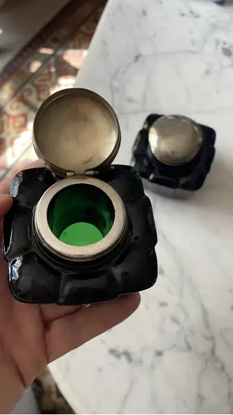 Foto de um(a) Antigo Tinteiro De Coleção Vidro Americano Verde Art Deco, da categoria de Garrafas, potes e jarros. Antigo tinteiro de coleção em vidro americano na cor verde. Guarnições em metal dourado. pequeno bicado na parte de trás.... Mostrado de uma perspectiva diferente. Vendido no marketplace Trésors.