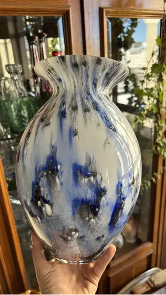 Foto de um(a) Antigo Grande Vaso Jarro Murano Italiano Opalina Art Deco, da categoria de Vasos. Antigo e grande vaso opalinado em murano leitoso, técnica de trabalho “Sandwich Glass” quando temos mais de um tipo de vidro... Mostrado de uma perspectiva diferente. Vendido no marketplace Trésors.