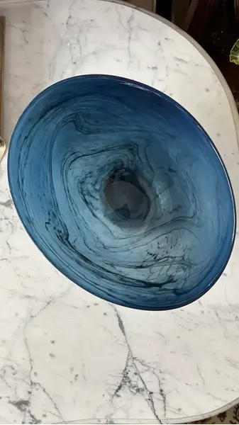 Foto de um(a) Antigo Cachepô Centro De Mesa Bowl Em Murano Azul Art Deco, da categoria de Cachepot. George Davidson Glass. Belíssimo centro de mesa em Murano artístico, técnica de trabalho marmorizado. Peça imponente, muito... Mostrado de uma perspectiva diferente. Vendido no marketplace Trésors.