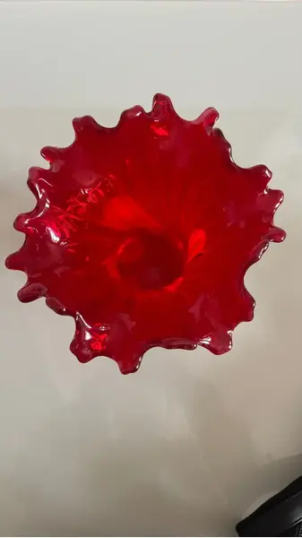 Foto de um(a) Antigo Vaso Jarro Em Murano Italiano Vermelho Art Deco, da categoria de Vasos. ~ Italy Glass ~Antigo e sofisticado vaso artístico em Murano Italiano soufflé gomado, com a borda plissada, cor vermelho... Mostrado de uma perspectiva diferente. Vendido no marketplace Trésors.