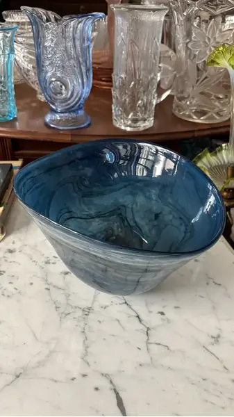 Foto de um(a) Antigo Cachepô Centro De Mesa Bowl Em Murano Azul Art Deco, da categoria de Cachepot. George Davidson Glass. Belíssimo centro de mesa em Murano artístico, técnica de trabalho marmorizado. Peça imponente, muito... Mostrado de uma perspectiva diferente. Vendido no marketplace Trésors.