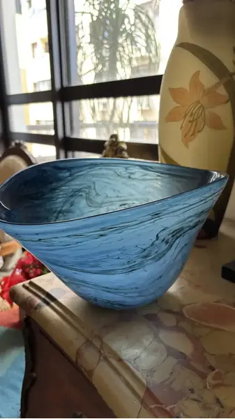 Foto de um(a) Antigo Cachepô Centro De Mesa Bowl Em Murano Azul Art Deco, da categoria de Cachepot. George Davidson Glass. Belíssimo centro de mesa em Murano artístico, técnica de trabalho marmorizado. Peça imponente, muito... Mostrado de uma perspectiva diferente. Vendido no marketplace Trésors.