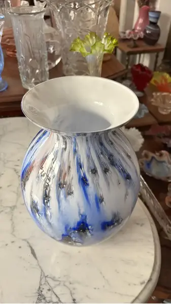 Foto de um(a) Antigo Grande Vaso Jarro Murano Italiano Opalina Art Deco, da categoria de Vasos. Antigo e grande vaso opalinado em murano leitoso, técnica de trabalho “Sandwich Glass” quando temos mais de um tipo de vidro... Mostrado de uma perspectiva diferente. Vendido no marketplace Trésors.