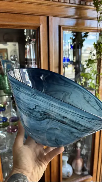 Foto de um(a) Antigo Cachepô Centro De Mesa Bowl Em Murano Azul Art Deco, da categoria de Cachepot. George Davidson Glass. Belíssimo centro de mesa em Murano artístico, técnica de trabalho marmorizado. Peça imponente, muito... Mostrado de uma perspectiva diferente. Vendido no marketplace Trésors.