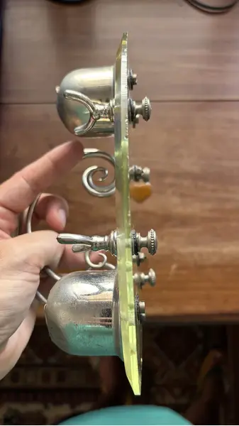 Foto de um(a) Antigo Tinteiro De Coleção Em Cristal Art Deco E Prata Wmf, da categoria de Outros colecionáveis. Antigo tinteiro de coleção em cristal facetado e metal prateado. Com lugar para colocar cartas e porta caneta. Década de... Mostrado de uma perspectiva diferente. Vendido no marketplace Trésors.