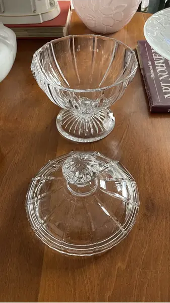 Foto de um(a) Antiga Bomboniere Compoteira Art Deco Cristal Orrefors, da categoria de Garrafas, potes e jarros. ~ Orrefors ~ Antiga e finíssima bomboniere em cristal sueco da renomada Cristallerie Orrefors. Lapidação simples e elegante.... Mostrado de uma perspectiva diferente. Vendido no marketplace Trésors.