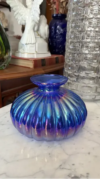 Foto de um(a) Antigo Vaso Jarro Art Deco Vidro Iridescente Murano Soprado, da categoria de Vasos. Mouth blown glass, modelo Noblesse.Belíssimo vaso em vidro artístico iridescente, peça totalmente artesanal, técnica de... Mostrado de uma perspectiva diferente. Vendido no marketplace Trésors.