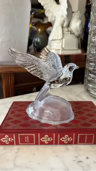 Foto de um(a) Antiga Escultura Pássaro Art Deco Em Cristal Francês Satiné, da categoria de Escultura. Luminarc - Verrerie D'arques, France. Antiga escultura artística representando pássaro em movimento, moldado em bloco de... Mostrado de uma perspectiva diferente. Vendido no marketplace Trésors.
