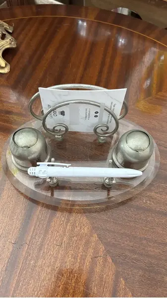 Foto de um(a) Antigo Tinteiro De Coleção Em Cristal Art Deco E Prata Wmf, da categoria de Outros colecionáveis. Antigo tinteiro de coleção em cristal facetado e metal prateado. Com lugar para colocar cartas e porta caneta. Década de... Mostrado de uma perspectiva diferente. Vendido no marketplace Trésors.
