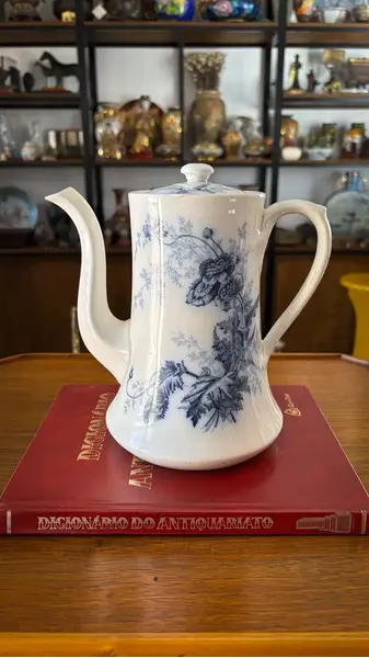 Foto de um(a) Antigo Raro Bule Porcelana Branca Azul Borrão Johnson Bros, da categoria de Bules. ~ Johnson Bros ~Antigo e raro bule em porcelana inglesa branca com decoração floral em azul borrão, modelo Paris, década de... Mostrado de uma perspectiva diferente. Vendido no marketplace Trésors.