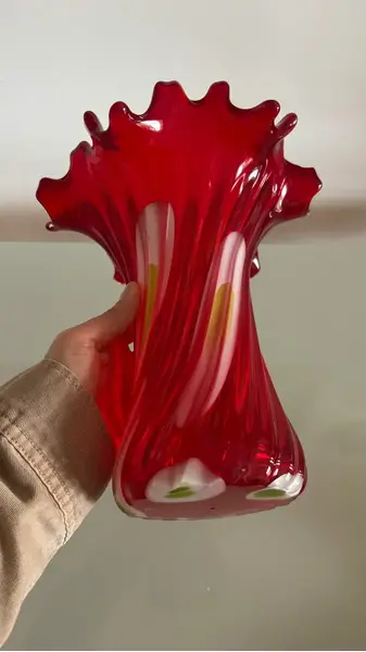 Foto de um(a) Antigo Vaso Jarro Em Murano Italiano Vermelho Art Deco, da categoria de Vasos. ~ Italy Glass ~Antigo e sofisticado vaso artístico em Murano Italiano soufflé gomado, com a borda plissada, cor vermelho... Mostrado de uma perspectiva diferente. Vendido no marketplace Trésors.