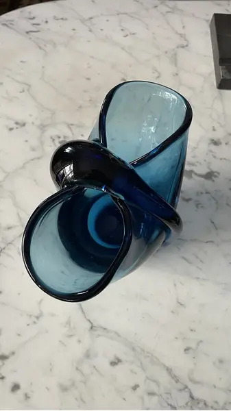 Foto de um(a) Antigo Vaso Decorativo Em Murano Italiano Azul Art Deco, da categoria de Vasos. Antigo e muito diferente vaso “gota” em Murano italiano na cor azul. Ele tem um formato icônico, com essa divisão da gota no... Mostrado de uma perspectiva diferente. Vendido no marketplace Trésors.