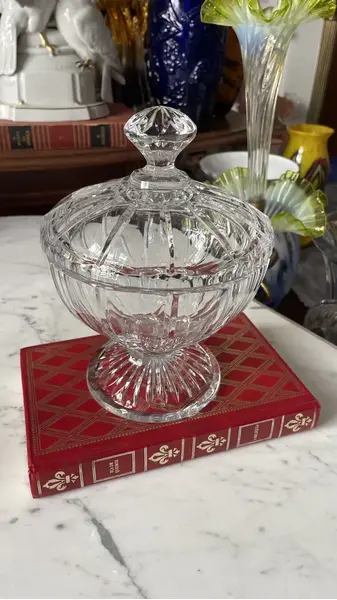 Foto de um(a) Antiga Bomboniere Compoteira Art Deco Cristal Orrefors, da categoria de Garrafas, potes e jarros. ~ Orrefors ~ Antiga e finíssima bomboniere em cristal sueco da renomada Cristallerie Orrefors. Lapidação simples e elegante.... Mostrado de uma perspectiva diferente. Vendido no marketplace Trésors.