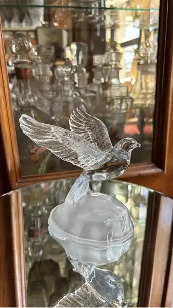 Foto de um(a) Antiga Escultura Pássaro Art Deco Em Cristal Francês Satiné, da categoria de Escultura. Luminarc - Verrerie D'arques, France. Antiga escultura artística representando pássaro em movimento, moldado em bloco de... Mostrado de uma perspectiva diferente. Vendido no marketplace Trésors.