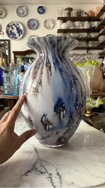 Foto de um(a) Antigo Grande Vaso Jarro Murano Italiano Opalina Art Deco, da categoria de Vasos. Antigo e grande vaso opalinado em murano leitoso, técnica de trabalho “Sandwich Glass” quando temos mais de um tipo de vidro... Mostrado de uma perspectiva diferente. Vendido no marketplace Trésors.