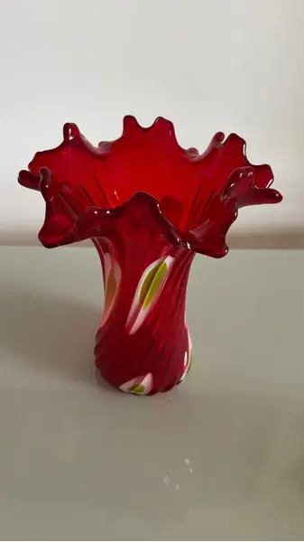 Foto de um(a) Antigo Vaso Jarro Em Murano Italiano Vermelho Art Deco, da categoria de Vasos. ~ Italy Glass ~Antigo e sofisticado vaso artístico em Murano Italiano soufflé gomado, com a borda plissada, cor vermelho... Mostrado de uma perspectiva diferente. Vendido no marketplace Trésors.