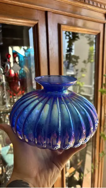 Foto de um(a) Antigo Vaso Jarro Art Deco Vidro Iridescente Murano Soprado, da categoria de Vasos. Mouth blown glass, modelo Noblesse.Belíssimo vaso em vidro artístico iridescente, peça totalmente artesanal, técnica de... Mostrado de uma perspectiva diferente. Vendido no marketplace Trésors.