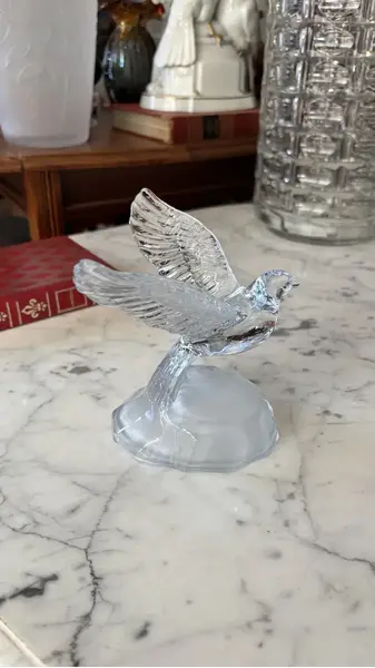 Foto de um(a) Antiga Escultura Pássaro Art Deco Em Cristal Francês Satiné, da categoria de Escultura. Luminarc - Verrerie D'arques, France. Antiga escultura artística representando pássaro em movimento, moldado em bloco de... Mostrado de uma perspectiva diferente. Vendido no marketplace Trésors.