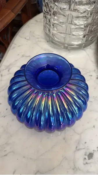 Foto de um(a) Antigo Vaso Jarro Art Deco Vidro Iridescente Murano Soprado, da categoria de Vasos. Mouth blown glass, modelo Noblesse.Belíssimo vaso em vidro artístico iridescente, peça totalmente artesanal, técnica de... Mostrado de uma perspectiva diferente. Vendido no marketplace Trésors.