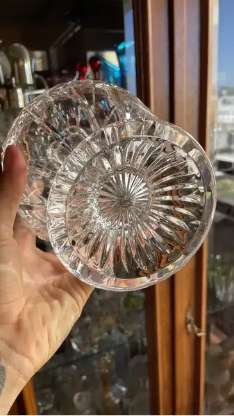 Foto de um(a) Antiga Bomboniere Compoteira Art Deco Cristal Orrefors, da categoria de Garrafas, potes e jarros. ~ Orrefors ~ Antiga e finíssima bomboniere em cristal sueco da renomada Cristallerie Orrefors. Lapidação simples e elegante.... Mostrado de uma perspectiva diferente. Vendido no marketplace Trésors.