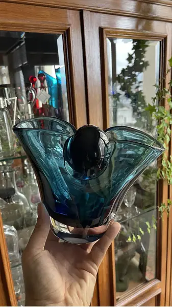 Foto de um(a) Antigo Vaso Decorativo Em Murano Italiano Azul Art Deco, da categoria de Vasos. Antigo e muito diferente vaso “gota” em Murano italiano na cor azul. Ele tem um formato icônico, com essa divisão da gota no... Mostrado de uma perspectiva diferente. Vendido no marketplace Trésors.