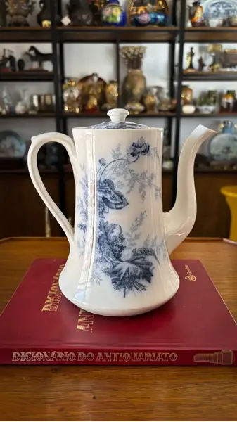 Foto de um(a) Antigo Raro Bule Porcelana Branca Azul Borrão Johnson Bros, da categoria de Bules. ~ Johnson Bros ~Antigo e raro bule em porcelana inglesa branca com decoração floral em azul borrão, modelo Paris, década de... Mostrado de uma perspectiva diferente. Vendido no marketplace Trésors.