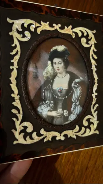 Foto de um(a) Antigo Quadrinho Camafeu Portrait Miniature Vitoriano, da categoria de Outros colecionáveis. Antigo e importante quadrinho camafeu (Portrait Miniature). Armação em marfim com casco de tartaruga, com linda figura de... Mostrado de uma perspectiva diferente. Vendido no marketplace Trésors.