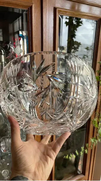 Foto de um(a) Antigo Grande Bowl Centro De Mesa Saladeira Cristal Theco, da categoria de Travessas e tigelas. Antigo e grande centro de mesa em cristal Tcheco de altíssima qualidade, com intenso brilho natural e lapidação feita à mão;... Mostrado de uma perspectiva diferente. Vendido no marketplace Trésors.