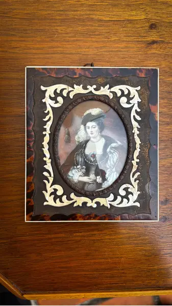 Foto de um(a) Antigo Quadrinho Camafeu Portrait Miniature Vitoriano, da categoria de Outros colecionáveis. Antigo e importante quadrinho camafeu (Portrait Miniature). Armação em marfim com casco de tartaruga, com linda figura de... Mostrado de uma perspectiva diferente. Vendido no marketplace Trésors.
