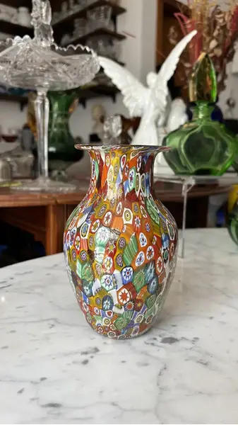 Foto de um(a) Antigo Raro Vaso Em Murano Italiano Ouro Millefiori Original, da categoria de Vasos. ~ Millefiori ~ Murano italiano, significa “mil flores” Belíssimo vaso artístico em Murano com ouro, ricamente feito à mão... Mostrado de uma perspectiva diferente. Vendido no marketplace Trésors.