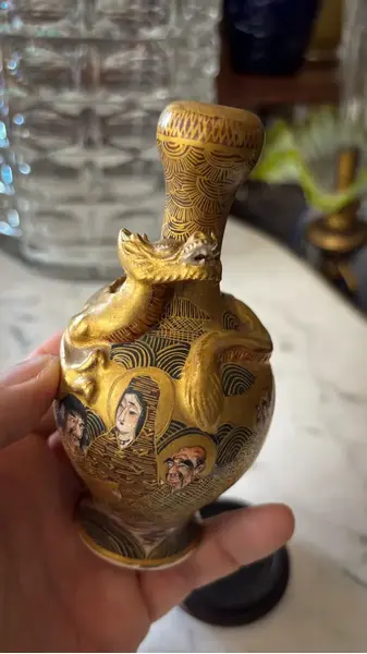 Foto de um(a) Antigo Raro Vasinho Japonês Porcelana Satsuma Meiji Dourado, da categoria de Vasos. Antigo e raro vasinho Satsuma do período Meiji em porcelana artística japonesa. Ricamente moldado com figura de dragão em... Mostrado de uma perspectiva diferente. Vendido no marketplace Trésors.
