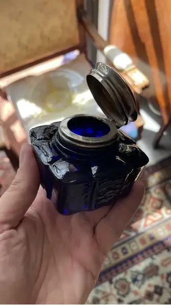 Foto de um(a) Antigo Tinteiro De Coleção Vidro Americano Azul Art Deco, da categoria de Outros colecionáveis. Antigo tinteiro de coleção em vidro americano na cor azul. Guarnições em metal espessurado a prata. Medidas 6x8cm. Mostrado de uma perspectiva diferente. Vendido no marketplace Trésors.
