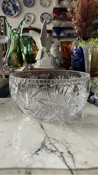 Foto de um(a) Antigo Grande Bowl Centro De Mesa Saladeira Cristal Theco, da categoria de Travessas e tigelas. Antigo e grande centro de mesa em cristal Tcheco de altíssima qualidade, com intenso brilho natural e lapidação feita à mão;... Mostrado de uma perspectiva diferente. Vendido no marketplace Trésors.