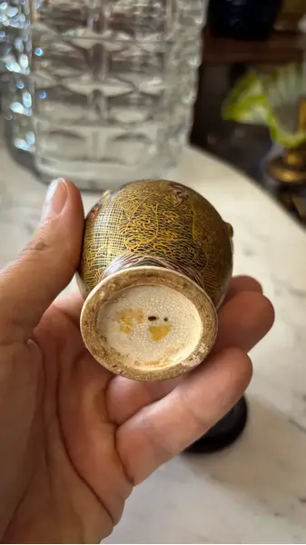 Foto de um(a) Antigo Raro Vasinho Japonês Porcelana Satsuma Meiji Dourado, da categoria de Vasos. Antigo e raro vasinho Satsuma do período Meiji em porcelana artística japonesa. Ricamente moldado com figura de dragão em... Mostrado de uma perspectiva diferente. Vendido no marketplace Trésors.